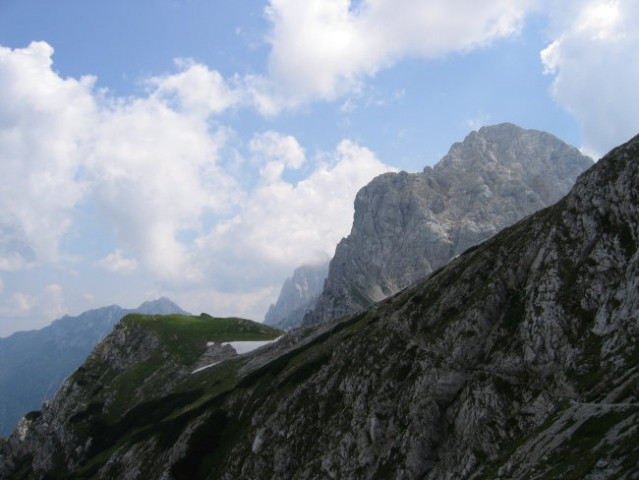 Kamniško sedlo in Planjava, v ozadju Krofička in Ojstrica (delno v megli)