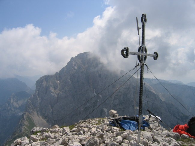 Na vrhu Brane, v ozadju Planjava nad Kamniškim sedlom