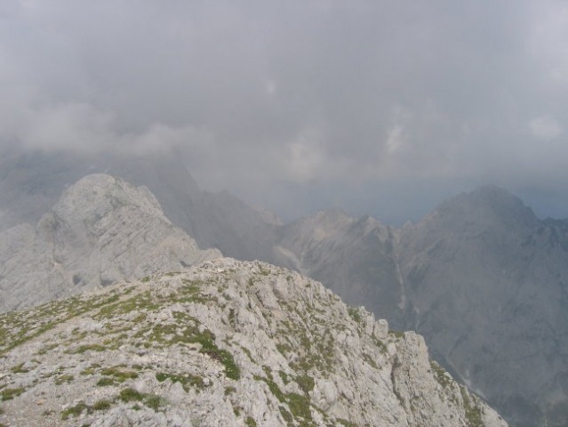 Na vrhu Brane (zadaj Turska gora, Rinke (v megli) in Mrzla gora)