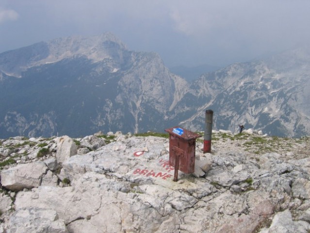 Na vrhu Brane (zadaj Kalška gora in Kalški Greben)