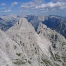 Panorama Julijcev s poti Anita Goitan; v ospredju Trbiška Krniška špica in Visoka Bela špi