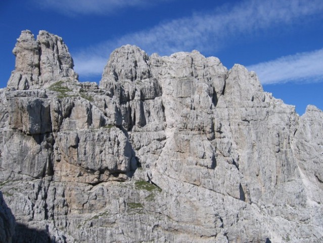 Mala špica (vidi se travnata terasa pod njenim vrhom, prek katere poteka pot Anita Goitan)
