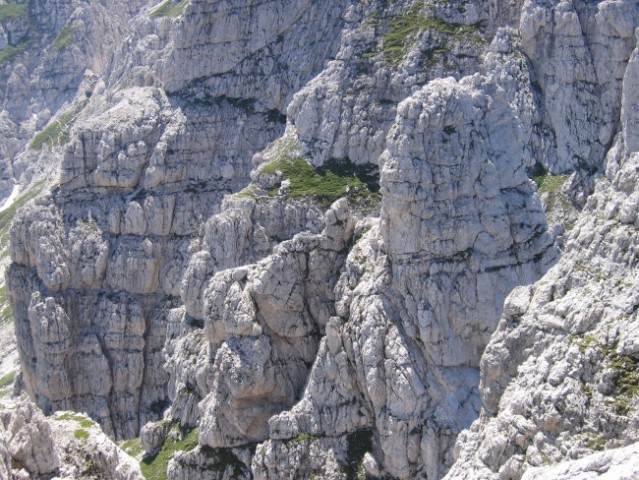 Mala špica z vrha Divje koze; levo pod njenim vrhom poteka južna varianta poti Anita Goita