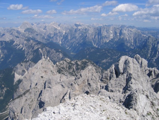 Panorama Julijcev z vrha Divje koze; desno spodaj Trbiška Krniška špica in Visoka Bela špi