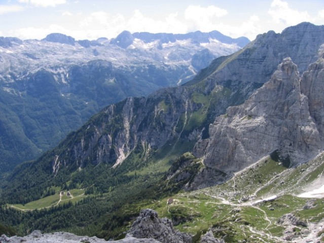 Viška planina in koča Corsi spodaj, Kanin zadaj