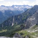 Viška planina in koča Corsi spodaj, Kanin zadaj
