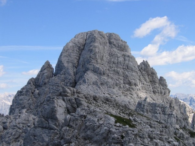 Trbiška Krniška špica s Trbiške škrbinice; lepo je vidno skalovje, po katerem poteka zadnj