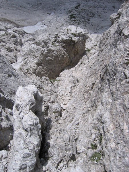 Pot na Trbiško Krniško špico, slikana med sestopom (del poti, ki poteka po pečevju na levi