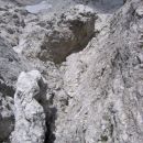 Pot na Trbiško Krniško špico, slikana med sestopom (del poti, ki poteka po pečevju na levi