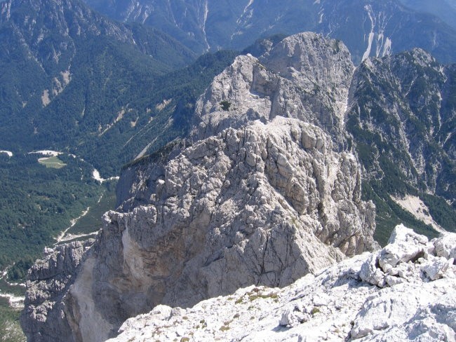 Dolina Mrzle vode levo in dolina Belega potoka desno, vmes pa greben s Trbiške Krniške špi