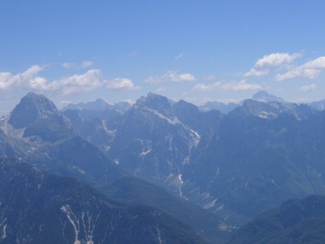 Panorama Julijcev s Trbiške Krniške špice (v ospredju izstopata Mangrt in Jalovec, v ozadj