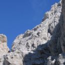 Gornik na poti na Trbiško Krniško špico, slikano s Krniške škrbine