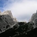 Dolina Belega potoka, viden je tudi bivak Gorizia
