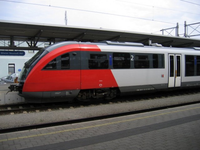 Lokalni vlak, ki vozi na relaciji Wiener Neustadt - Gleißenfeld - Aspang; slikano na posta
