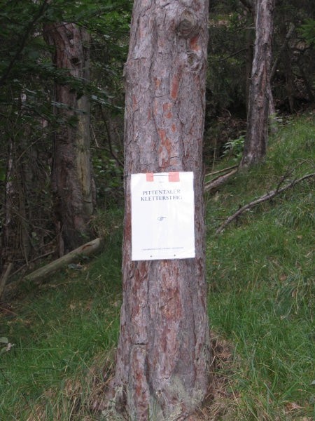Pri tem znaku se odcepi plezalna pot Pittentaler Klettersteig