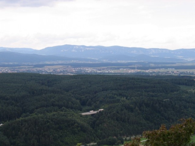 Panorama z vrha Türkensturz, 610m; vidi se tudi avtocesta Graz-Dunaj