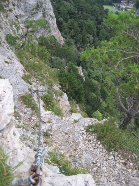 Zadnji metri plezalne poti Pittentaler Klettersteig; izstopna zajeda se konča pri grmu - b