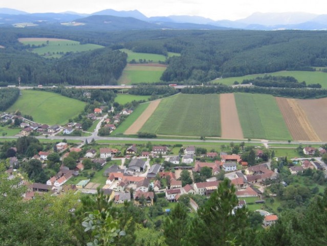 Panorama iz stene, spodaj je vasica Gleißenfeld, zadaj je vidna avtocesta Graz-Dunaj