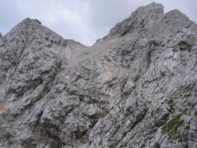 Vevnica (levo) in V Koncu špica (desno) od bivaka Tarvisio na Robu nad Zagačami