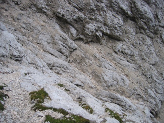 Čez te gladke in marsikje mokre ter večinoma nezavarovane skalne plošče poteka markirana p