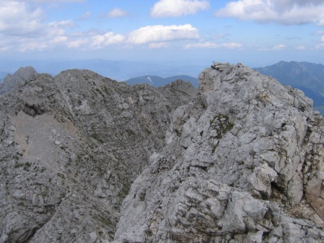 Vrh V Koncu špice z mesta, kjer izstopimo na greben; zadaj Vevnica in (za njo) Visoka Ponc