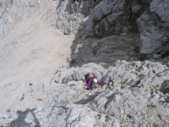Med plezanjem na V Koncu špico; lepo se vidi, koliko grušča je naloženega na skalah