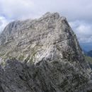 Spodaj sta vidna bivak Tarvisio ter stezica do njega, zadaj Koritniški Mali Mangrt in v me