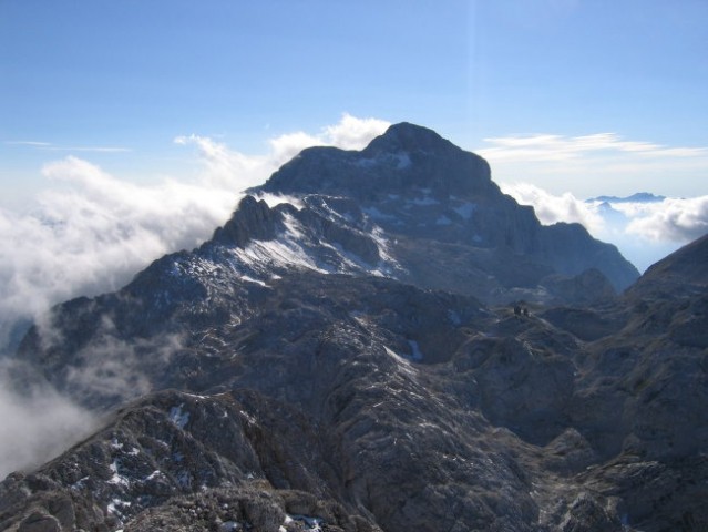 Triglav; skalnat greben nad pobeljenimi melišči je Rž; lepo vidimo tudi Staničevo kočo