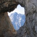 Okno v grebenu Rjavine uokvirja Škrlatico