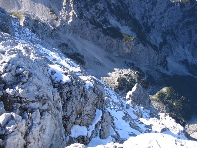 Novozapadli sneg na senčni strani Rjavine