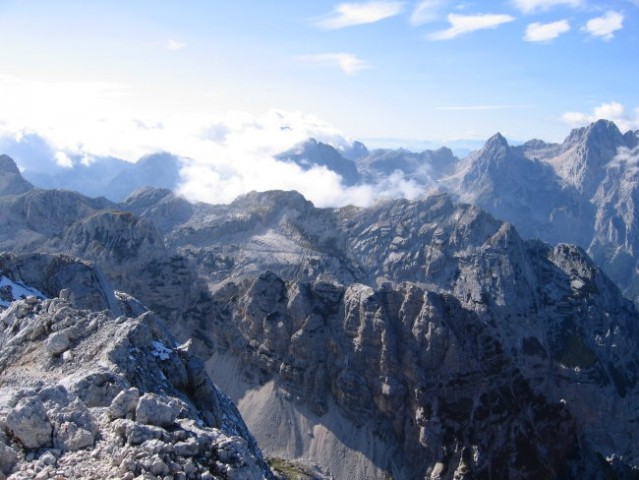 Razgled z Rjavine; najbližji greben so Vrbanove špice, zadaj je Cmir, v zadnjem planu pa (