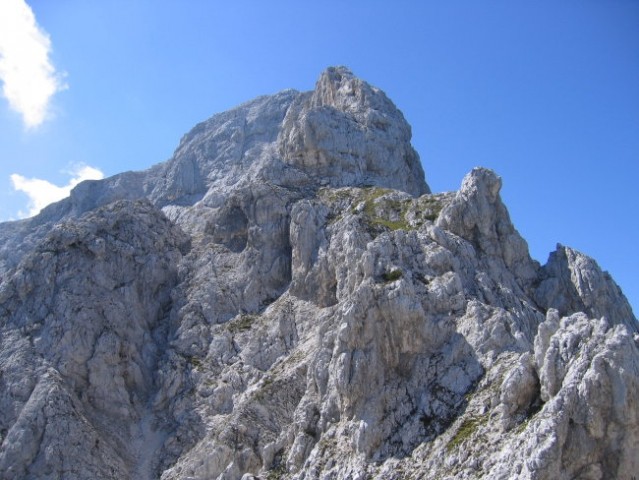Komplicirano oblikovano pobočje Rjavine s sedla Luknja; prehod poteka po desnem grebenu do
