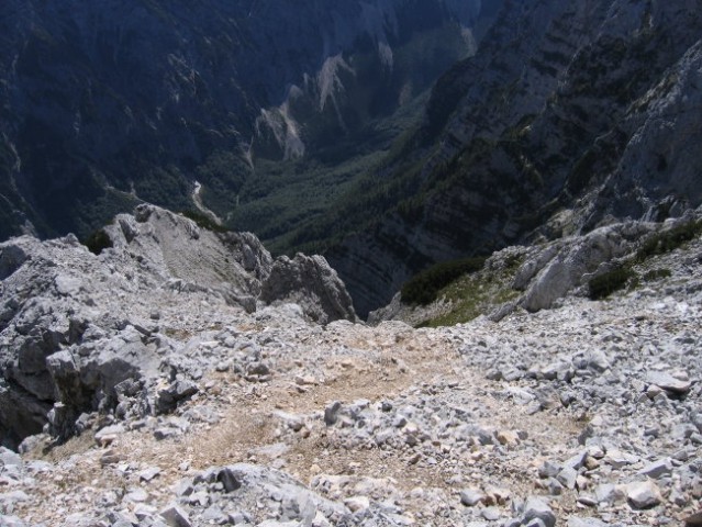Pogled z vrha Luknje peči navzdol proti Krmi; midva sva vršni del vzpona opravila po grebe