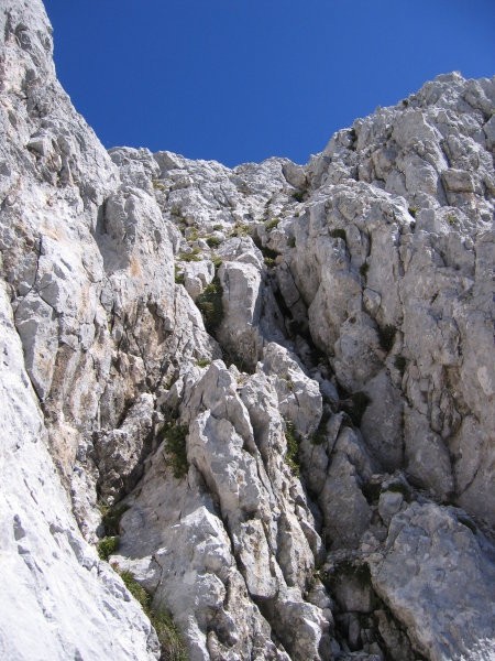 Žleb, po katerem začnemo končni vzpon na vrh