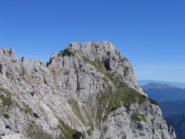 Dimniki s pobočij pod Luknjo pečjo; izstop iz okna (nekoliko levo od sredine slike) nas do