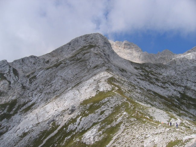 Srebrno sedlo, ki pomeni konec grebena Zeleniških špic, in Planjava (vrh je sicer skrit za