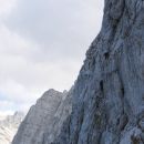 Zgornji del Via Italiane - malo pred izpostavljeno prečnico; slikano z Mangrtskega sedla