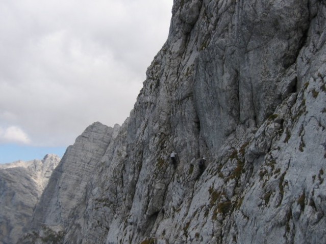 Plezanje v zgornjem delu Via Italiane; slikano z Mangrtskega sedla