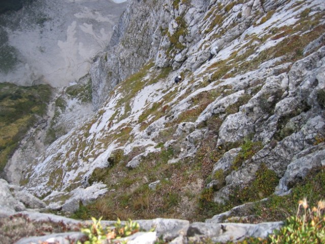 Oče in kolega med plezanjem v zgornjem delu Via Italiane; slikano z Mangrtskega sedla