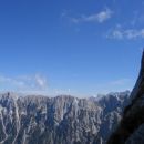 Slikano z Via Italiane: spredaj greben Ponc od Visoke Ponce do Vevnice, zadaj Martuljške g
