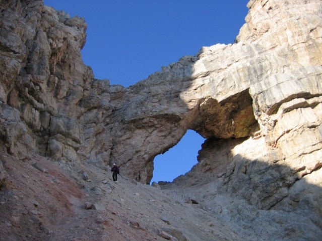 Sestop (nemarkirano) od skalnega okna Bus de Tofana (2910 m) v smeri koče Giussani; ferrat