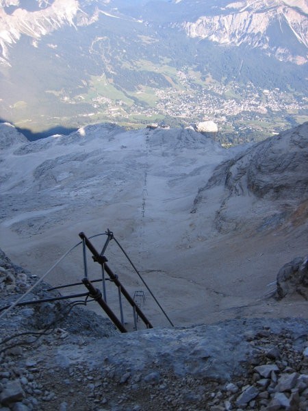 Lestev na ferrati Gianni Aglio (del med oknom in vrhom Tofane di Mezzo); na robu planote j