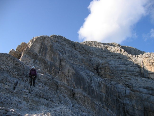 Med vračanjem z vrha Tofane di Mezzo proti skalnemu oknu Bus de Tofana (ferrata Gianni Agl