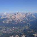 Cortina d'Ampezzo z vrha Tofane di Mezzo; gori v ozadju sta Sorapis (3205 m) na levi in An