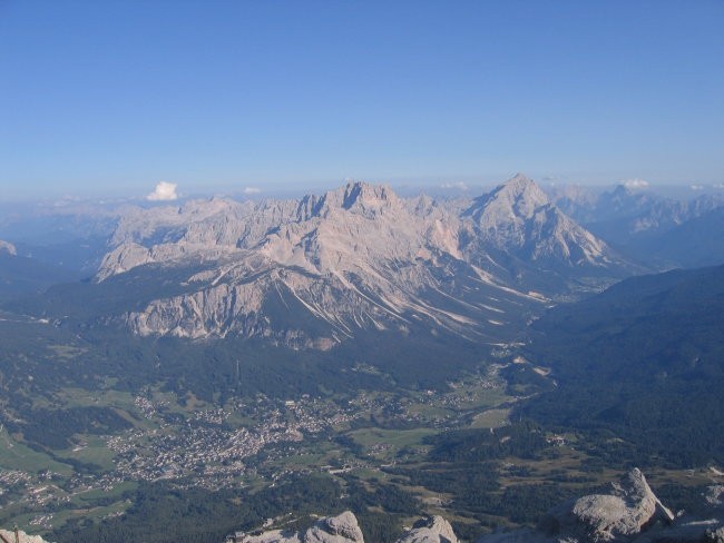 Cortina d'Ampezzo z vrha Tofane di Mezzo; gori v ozadju sta Sorapis (3205 m) na levi in An
