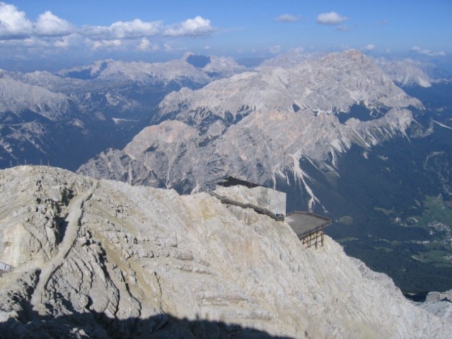 Zgornja postaja žičnice z vrha Tofane di Mezzo; v ozadju se lepo vidi Cristallo (3221 m)
