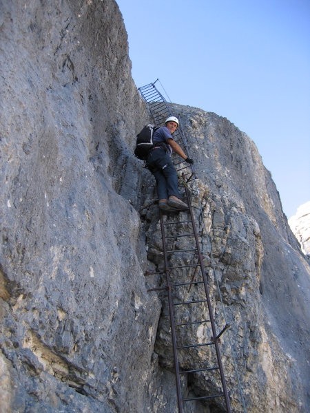 Strmo, črno steno, ki zapira pot proti vrhu Tofane di Mezzo, premagamo s pomočjo lestve (f