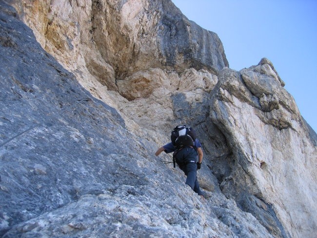 Plezanje čez te skale proti vrhu Tofane di Mezzo lajšajo vklesani stopi (ferrata Gianni Ag