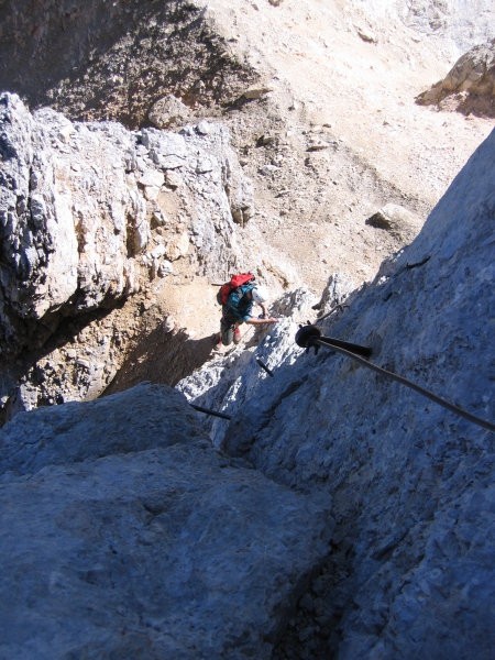 Zahteven (kljub dvema klinoma) prehod v navpični steni stolpa Torrione Gianni (ferrata Gia