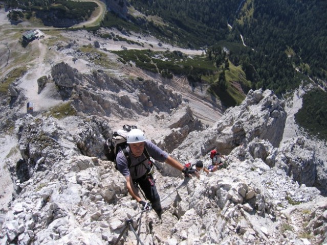 Strmo in izpostavljeno plezanje v ferrati Giuseppe Olivieri na Punta Anno - globoko spodaj